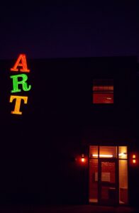 une enseigne au néon sur le côté d'un bâtiment