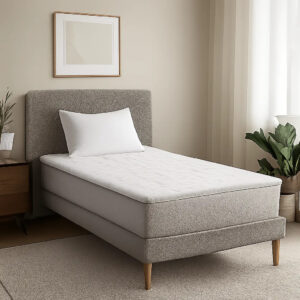 Visuel premium d’un matelas 1 place dans une chambre apaisante, mettant en avant le confort, la respirabilité et la qualité du sommeil. L’ambiance est moderne, sobre et orientée récupération nocturne.