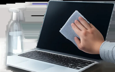 Illustration d’un espace de travail moderne et soigné, avec un nettoyage délicat des surfaces sensibles. L’image évoque la propreté, la précision et le confort visuel d’un bureau bien entretenu.