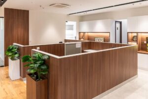 Intérieur d'un bureau avec des cloisons en bois et des plantes décoratives