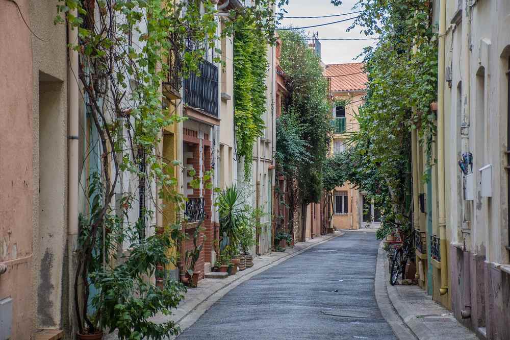 Ruelle pavée d'un village perché de la Drôme