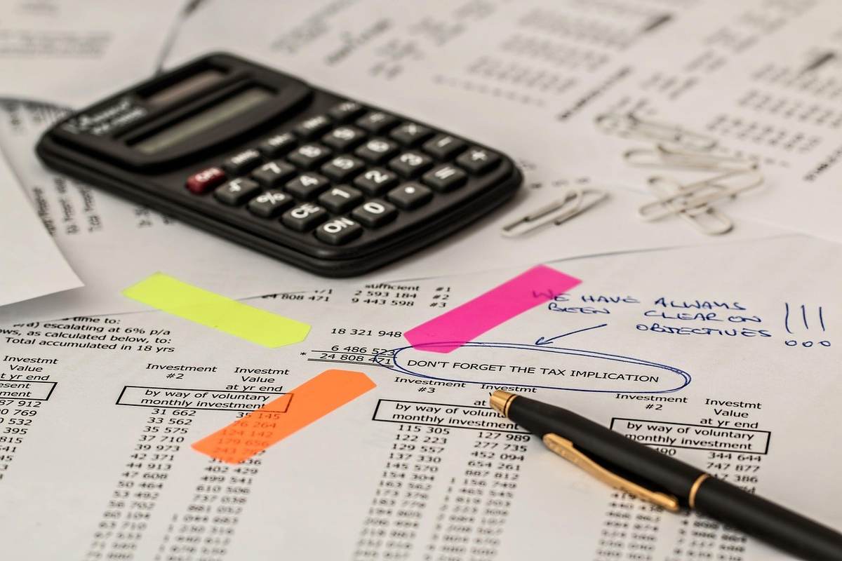 Documents financiers annotés, outils de bureau sur une table Documents financiers annotés, outils de bureau sur une table