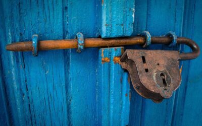 cadenas rouillé sur porte bleue, barre de fer, serrure fermée