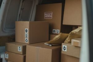 Boîtes en carton empilées dans un camion, avec étiquettes fragiles
