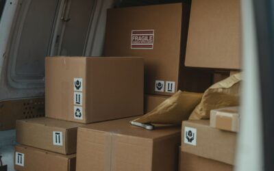 Boîtes en carton empilées dans un camion, avec étiquettes fragiles