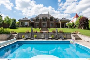 Piscine coque rectangulaire aménagée dans le jardin d'une villa contemporaine, exemple de réalisation à Bordeaux