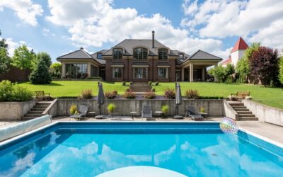 Piscine coque rectangulaire aménagée dans le jardin d'une villa contemporaine, exemple de réalisation à Bordeaux