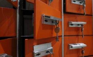 Casiers orange métalliques contenant des serrures et des clés suspendues