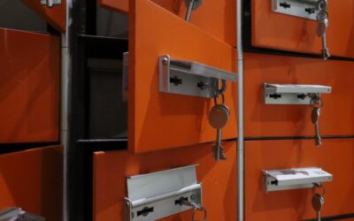 Casiers orange métalliques contenant des serrures et des clés suspendues