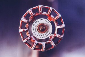 Roues de vanne rouge et blanche avec étiquette centrale