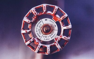 Roues de vanne rouge et blanche avec étiquette centrale